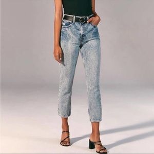 Abercrombie Curve Love High rise Mom Jean Acid Wash size 28/6